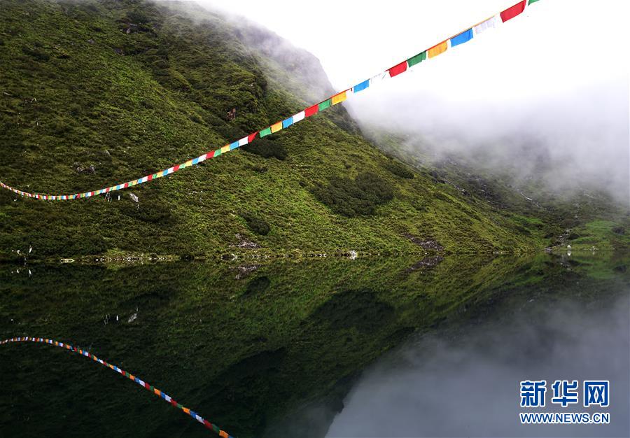 鏡のような湖面に緑の山が映り込む神秘の朗吉錯湖　 西蔵自治區(qū)