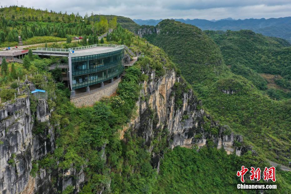 100メートルの崖に埋め込まれたように建つ溶巖美術(shù)館 貴州