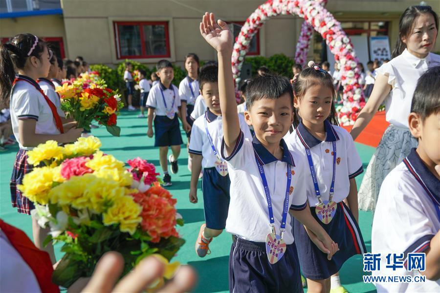 中國(guó)全土の學(xué)校で新學(xué)期スタート！