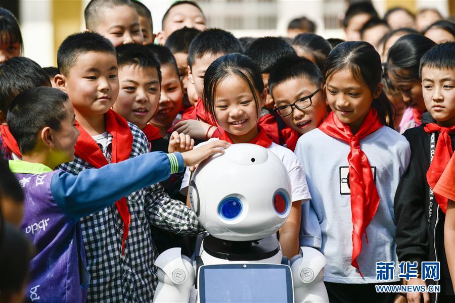 教師ロボットの新學期もスタート　重慶の山奧の小學校