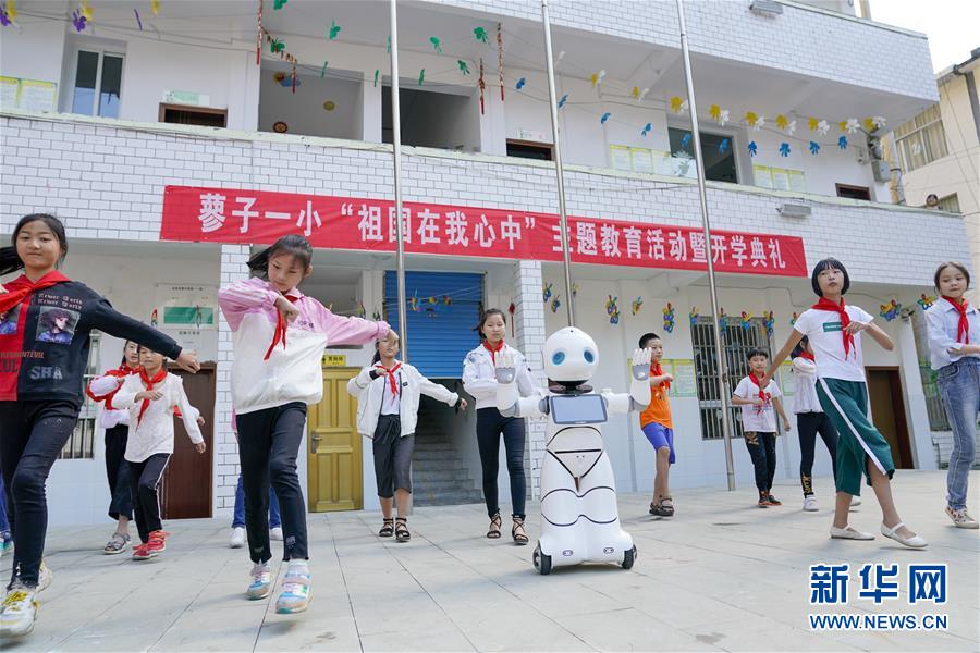 教師ロボットの新學(xué)期もスタート　重慶の山奧の小學(xué)校