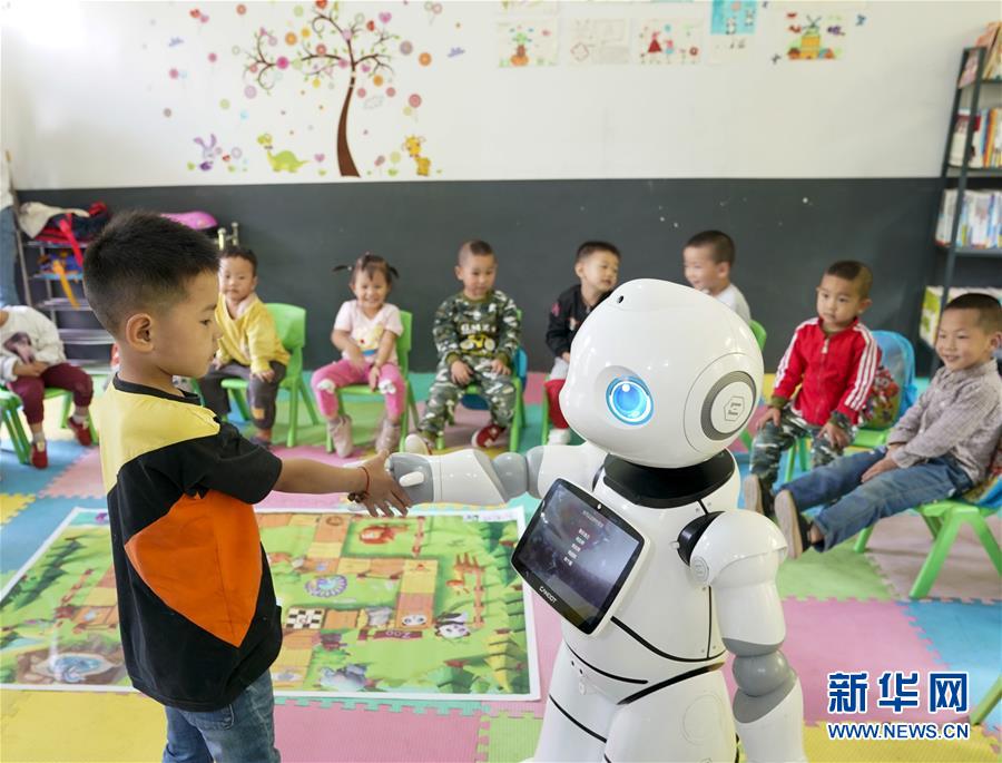 教師ロボットの新學(xué)期もスタート　重慶の山奧の小學(xué)校