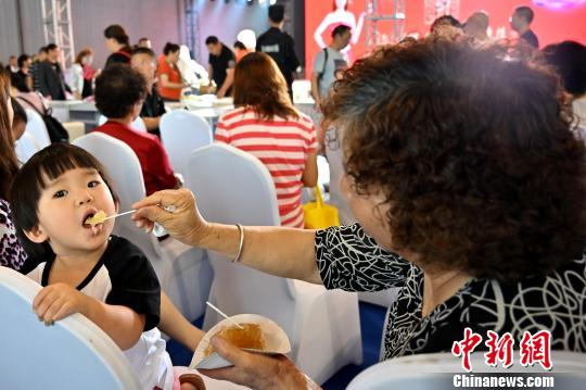 重さ333キロの巨大月餅を召し上がれ！　四川中秋食品博覧會