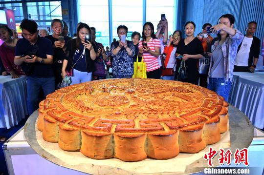 重さ333キロの巨大月餅を召し上がれ！　四川中秋食品博覧會(huì)