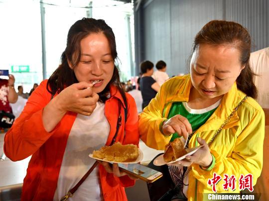 重さ333キロの巨大月餅を召し上がれ！　四川中秋食品博覧會