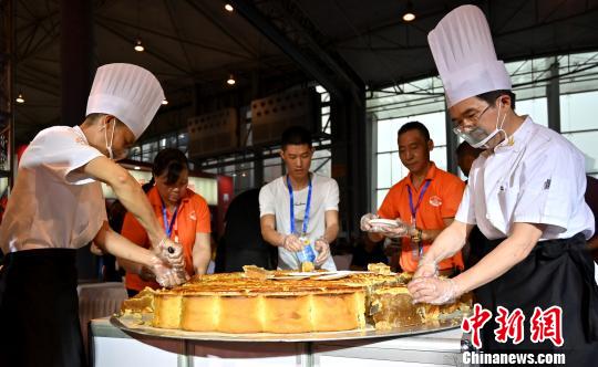 重さ333キロの巨大月餅を召し上がれ！　四川中秋食品博覧會(huì)