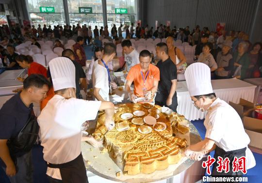 重さ333キロの巨大月餅を召し上がれ！　四川中秋食品博覧會