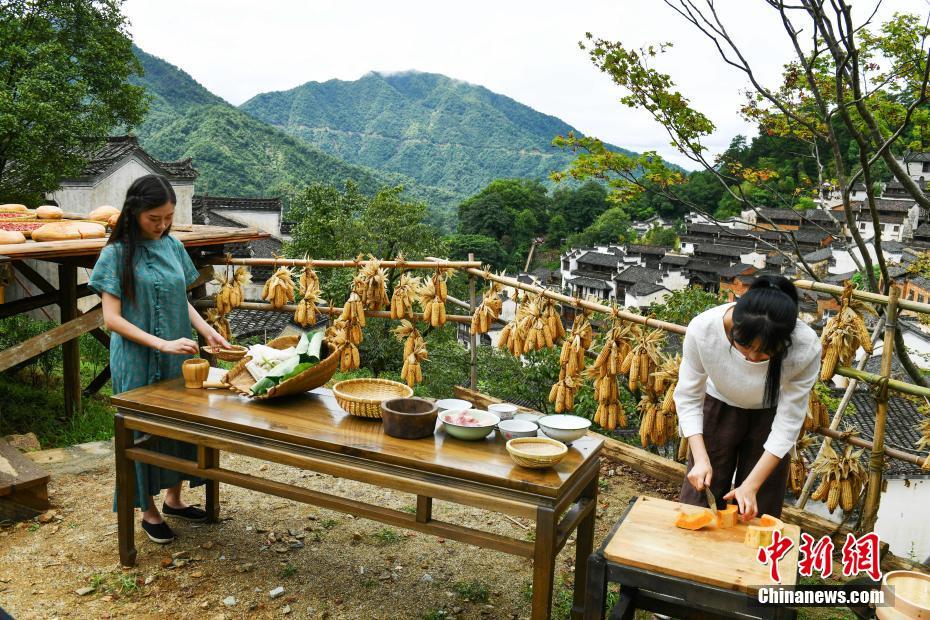 「秋の天日干し」の季節(jié)迎えた篁嶺村　江西省