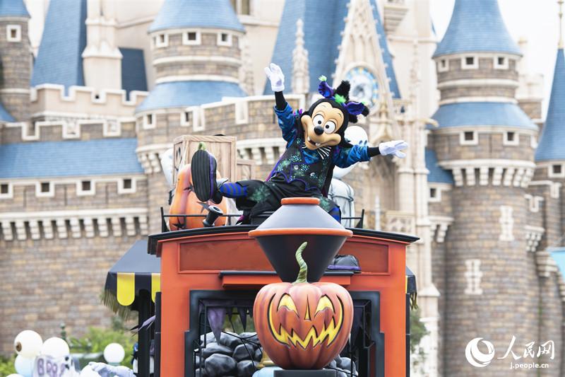 東京ディズニーランドのハロウィーンイベント期間中に披露される「スプーキー“Boo！”パレード」。