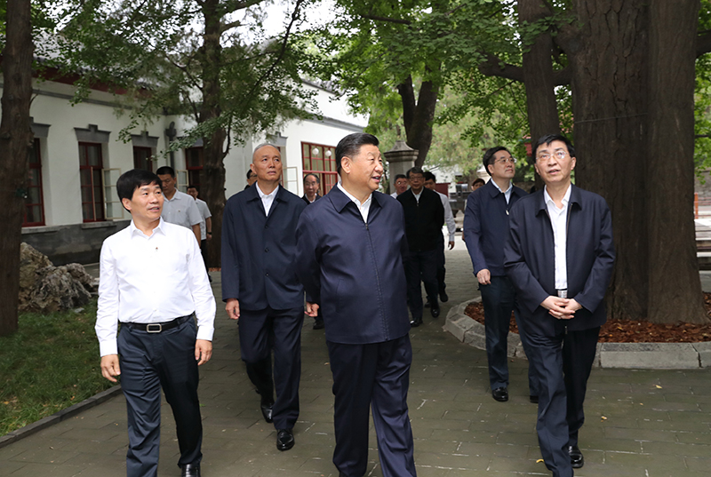 9月12日、習(xí)近平中共中央総書記（國家主席、中央軍事委員會主席）は中共中央の北京香山革命記念地を視察した。寫真は習(xí)総書記が雙清別荘を仰ぎ見て敬意を表する様子。（撮影?鞠鵬）