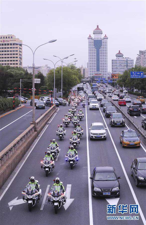 首都交通警察バイク隊(duì)が出動(dòng)式　北京市