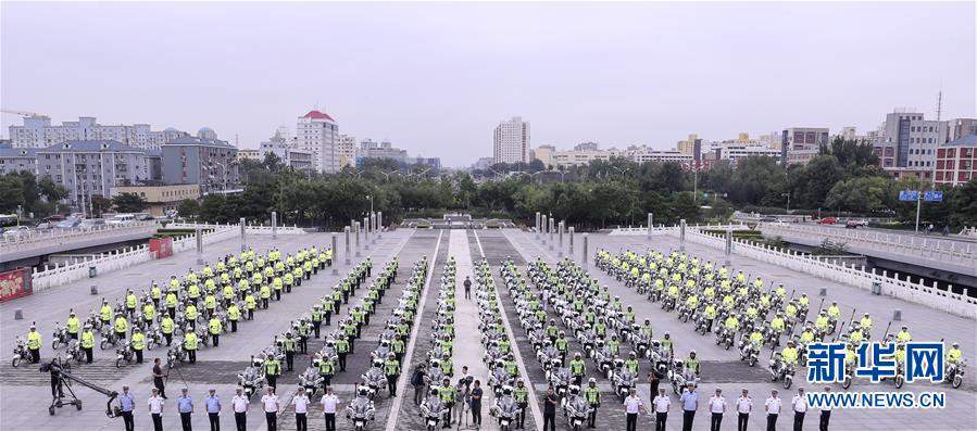 首都交通警察バイク隊(duì)が出動(dòng)式　北京市