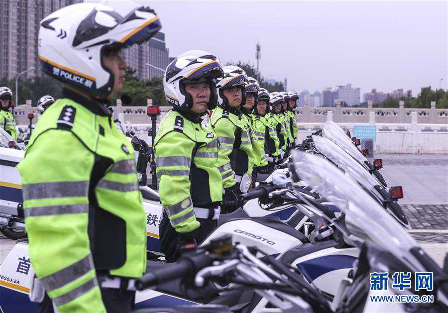 首都交通警察バイク隊(duì)が出動(dòng)式　北京市