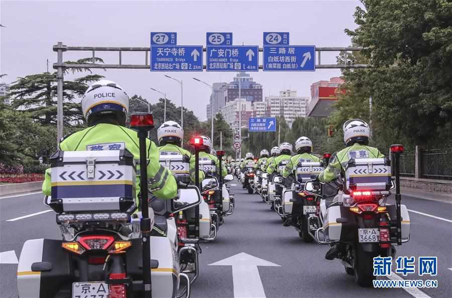 首都交通警察バイク隊(duì)が出動(dòng)式　北京市