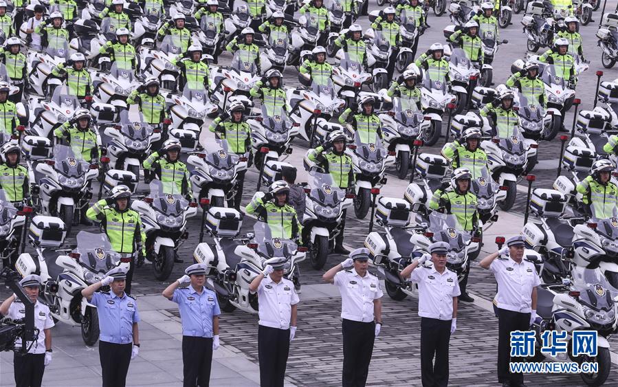 首都交通警察バイク隊が出動式　北京市