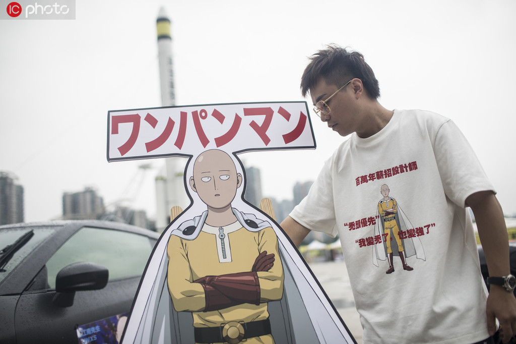 「ワンパンマン」のデザインされた求人募集Tシャツを著た方源さん（寫真著作権は東方ICが所有のため転載禁止）。