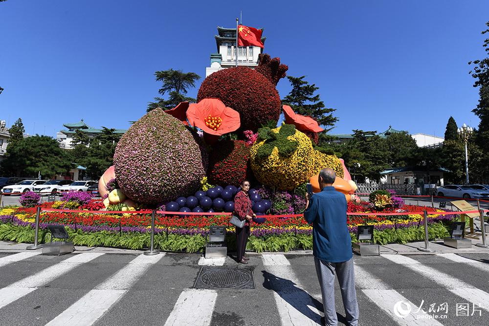 國(guó)慶節(jié)を前に北京市長(zhǎng)安街の沿道に設(shè)置された立體花壇（撮影?翁奇羽）。 