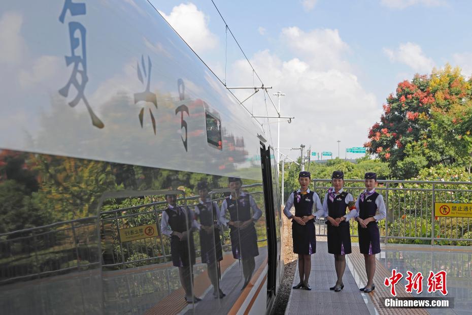 上海旅客輸送區(qū)間の高速鉄道乗務(wù)員が新しい制服を披露