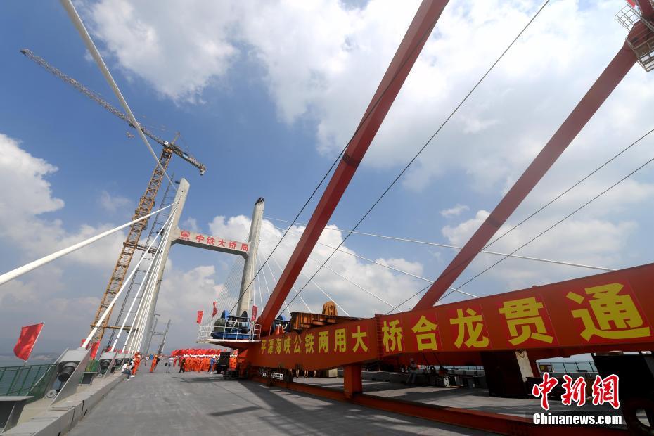 世界最長(zhǎng)で中國(guó)初の海峽を跨ぐ鉄道道路併用大橋が連結(jié)を完了　福建省