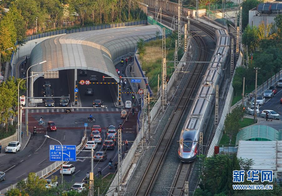 9月26日、北京市の手帕口橋付近を走る北京西駅発大興空港駅行きのC2701號列車（撮影?邢広利）。 