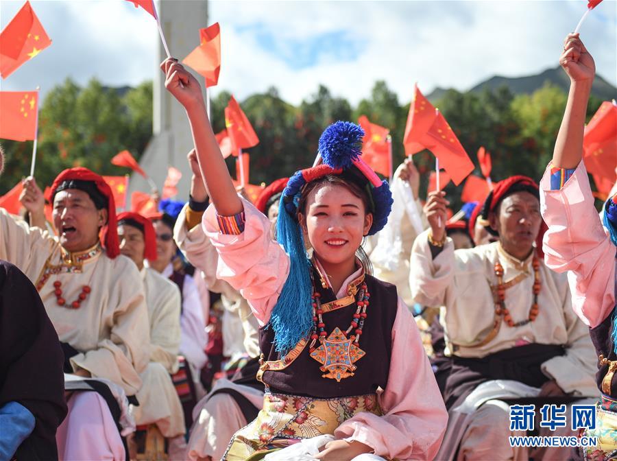 千人鍋荘舞で祖國(guó)稱えるイベント　西蔵（チベット）自治區(qū)