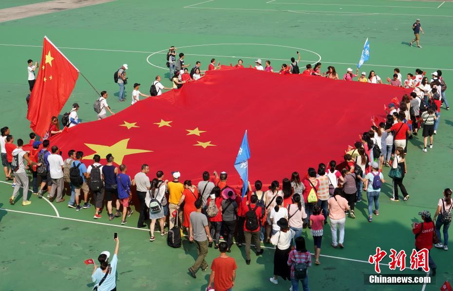 香港地區(qū)市民が國(guó)慶節(jié)祝うイベントに參加 巨大な五星紅旗広げる