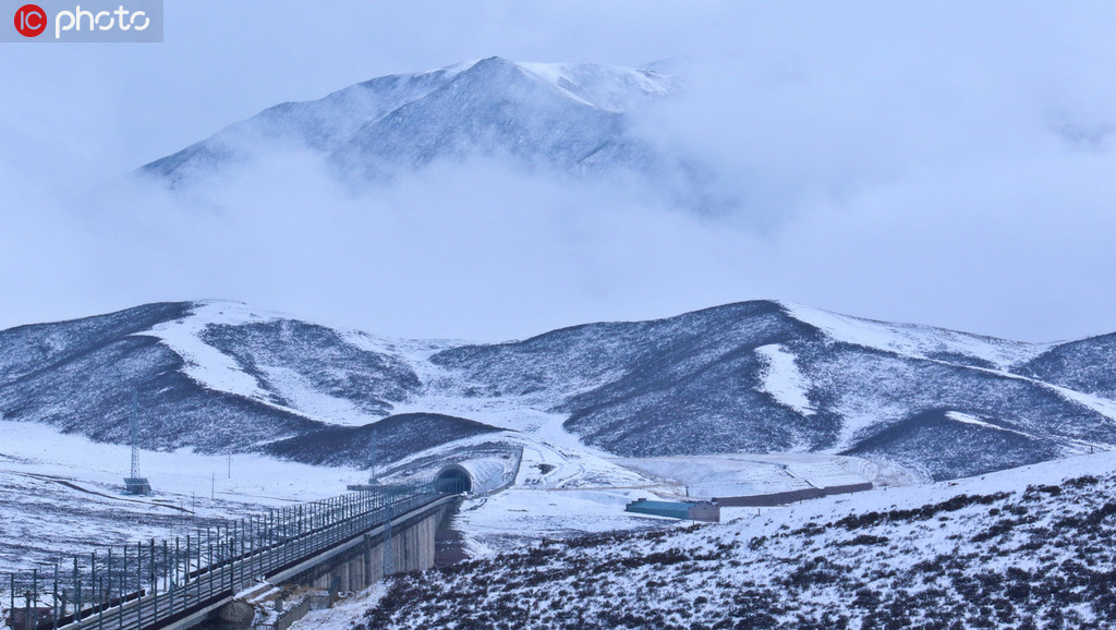 初の積雪で一面の銀世界へと様変わりした甘粛省張掖市の祁連山の様子（寫真著作権は東方ICが所有のため転載禁止）。