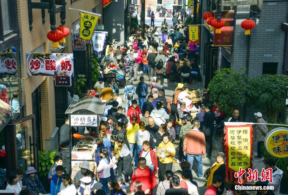 國(guó)慶節(jié)の連休中に大賑わいとなったウルムチのグルメ街「寛窄巷子」