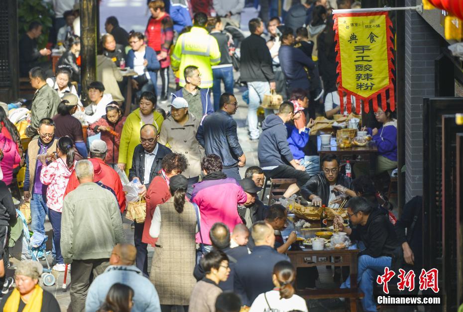 國慶節(jié)の連休中に大賑わいとなったウルムチのグルメ街「寛窄巷子」