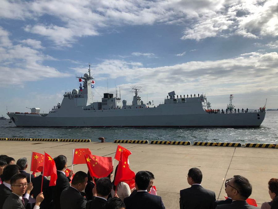 日本の橫須賀港に入港した中國(guó)海軍のミサイル駆逐艦「太原」。