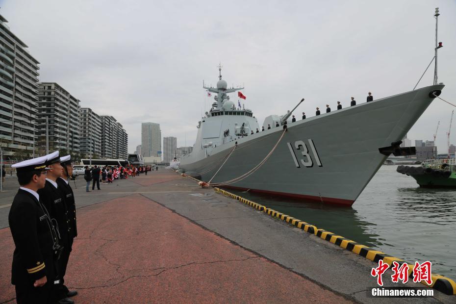 間もなく東京の晴海埠頭を出港する中國海軍のミサイル駆逐艦「太原」（撮影?李宇）。