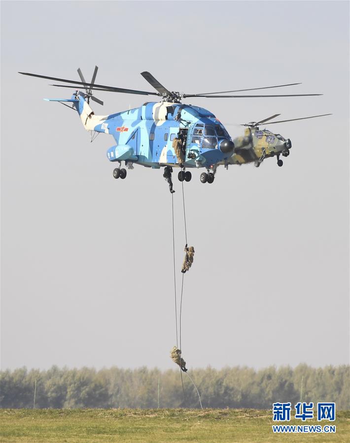 殲20、運(yùn)20が長春の空に舞い　人民空軍創(chuàng)設(shè)70周年を祝賀