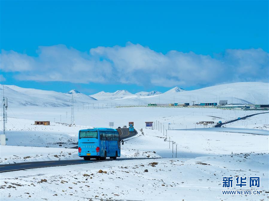 四川とチベット結(jié)ぶ道路「川蔵線」にうっすら雪化粧