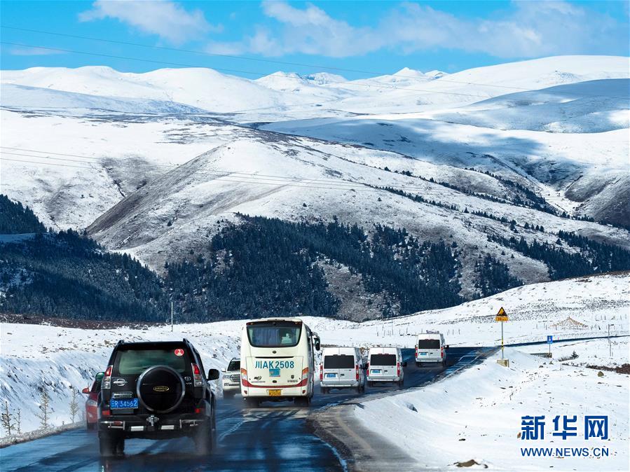 四川とチベット結(jié)ぶ道路「川蔵線」にうっすら雪化粧