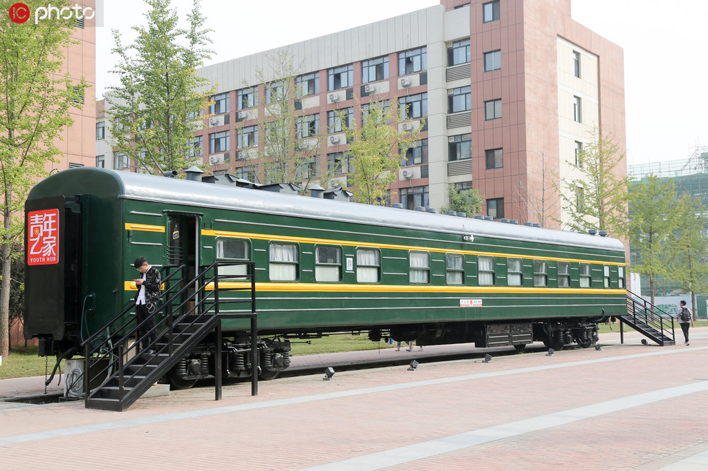 旅行気分で読書を楽しめる？鉄道車両を利用した「ブックバー」　河南省