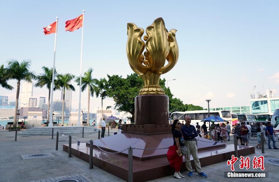 10月23日、香港の金紫荊広場で記念寫真を撮る何人かの中國本土からの観光客（撮影?張煒）。