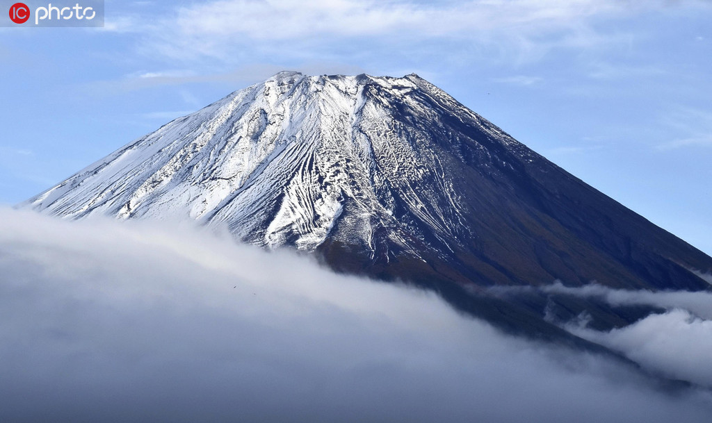 富士山が初冠雪で仙境さながらの雪景色に　日本?山梨県