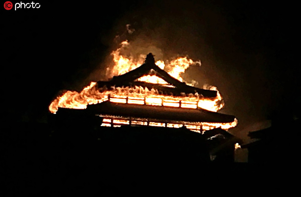 火災(zāi)で激しく燃える沖縄の首里城（寫真著作権は東方ICが所有のため転載禁止）。 