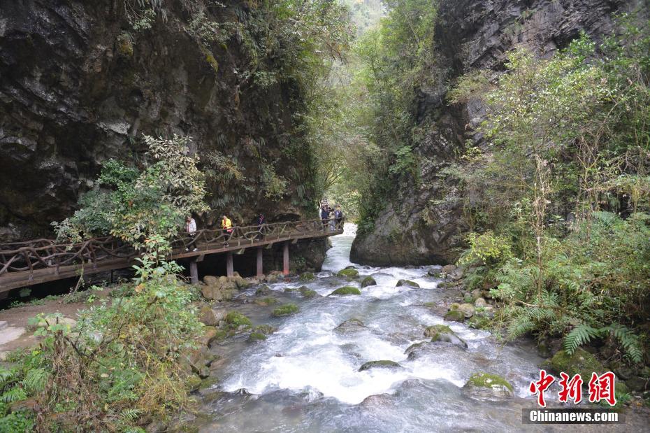 秋深まり絵のような絶景広がる四川省の巴山大峽谷