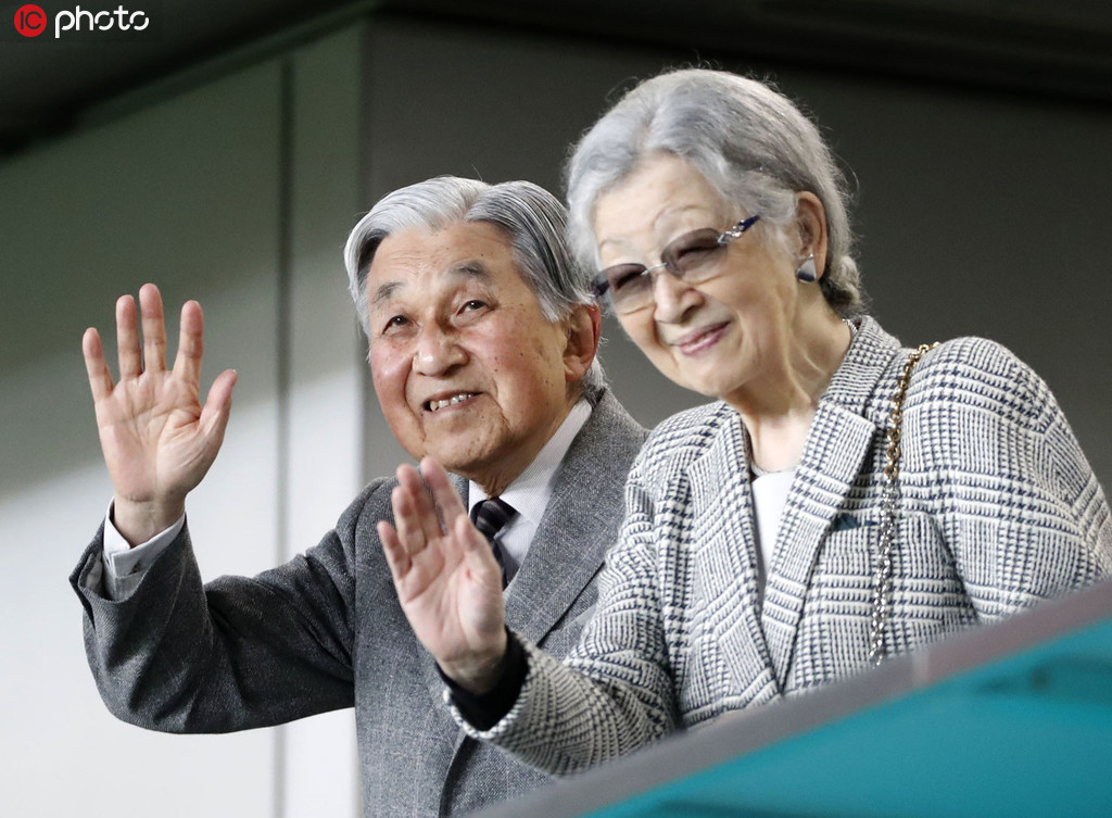 ラグビーW杯の3位決定戦を観戦する明仁上皇と美智子上皇后（寫真著作権は東方ICが所有のため転載禁止）。 