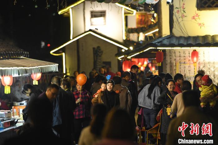 屋根付き橋に並ぶ夜店街「廊橋夜市」のにぎわい　重慶市