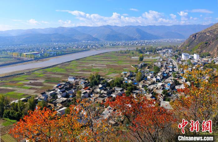 秋深まり色づく農(nóng)村の田園風(fēng)景　甘粛省