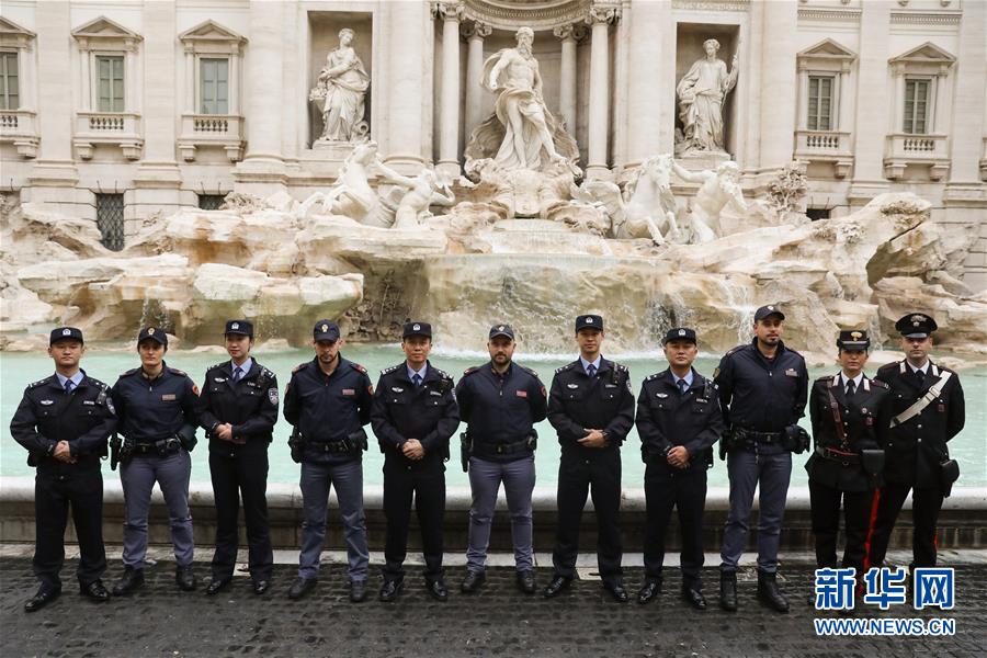 11月5日、イタリア?ローマで、記念寫(xiě)真を撮影する中國(guó)とイタリアの警察官（撮影?程婷婷）