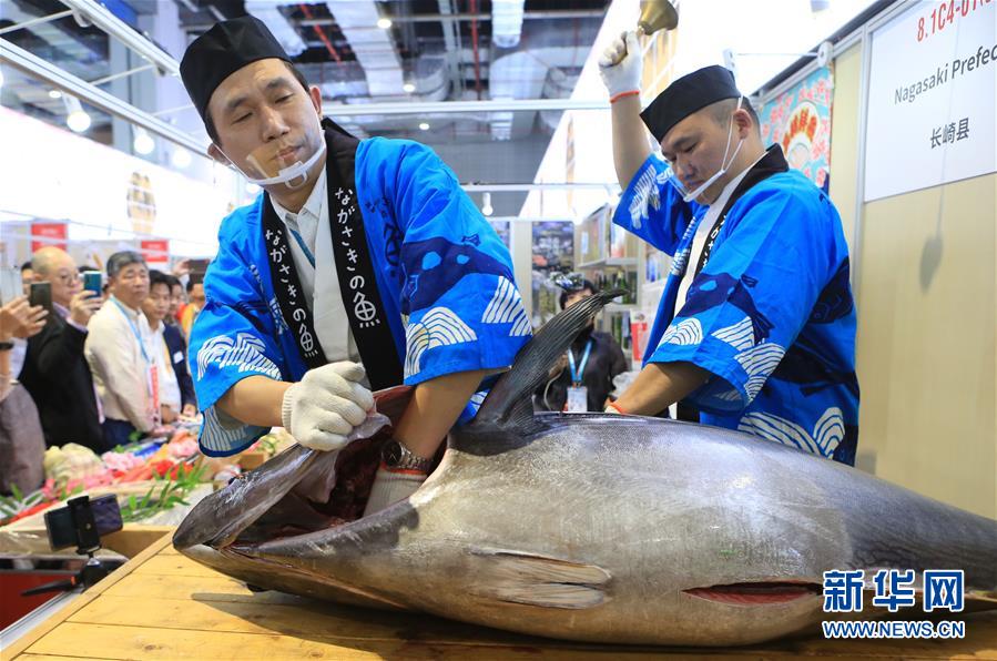 中國國際輸入博覧會(huì)で70キロのマグロ解體ショー　上海