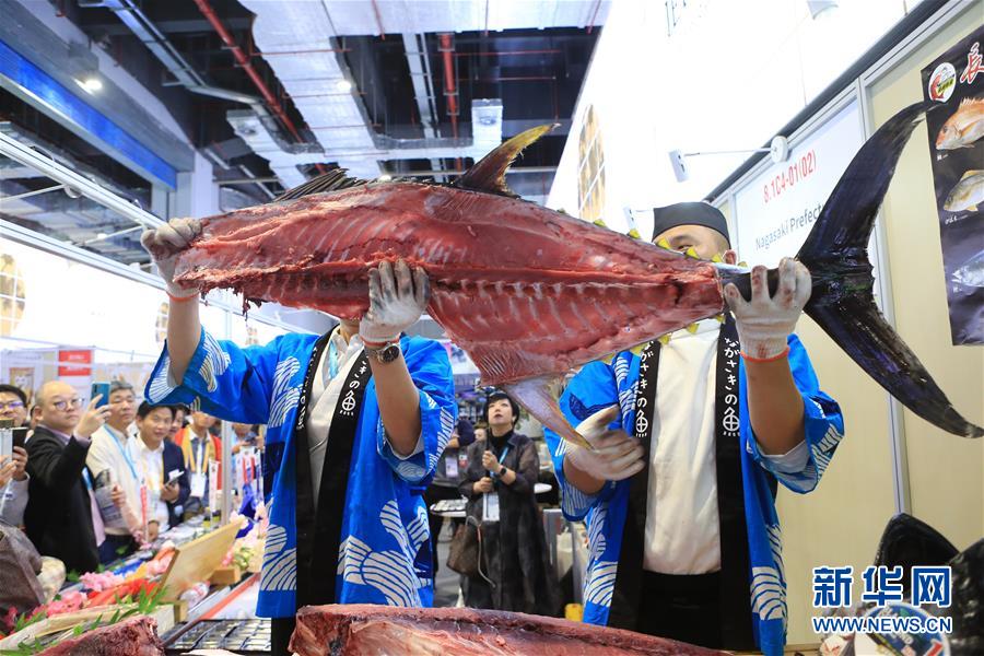 中國國際輸入博覧會で70キロのマグロ解體ショー　上海