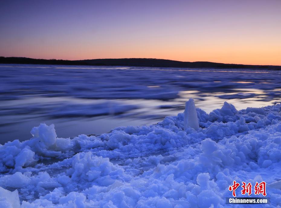 11月7日、流氷で覆われた黒竜江省呼瑪県內(nèi)の黒竜江 (撮影?石玉海) 。 