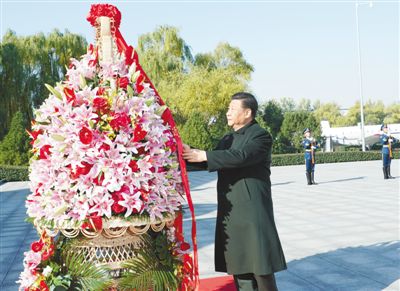 11月8日、習近平総書記は北京市昌平區(qū)の中國航空博物館を訪れ、中國人民解放軍空軍の烈士たちに花籠を供えた。