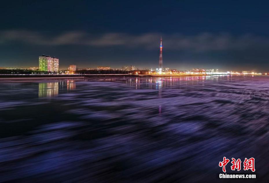 冬の夜の川景色、黒竜江の黒河區(qū)間で川面に薄く氷