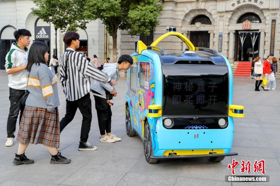 5G無人運転販売車が武漢の歩行者天國に登場　湖北省