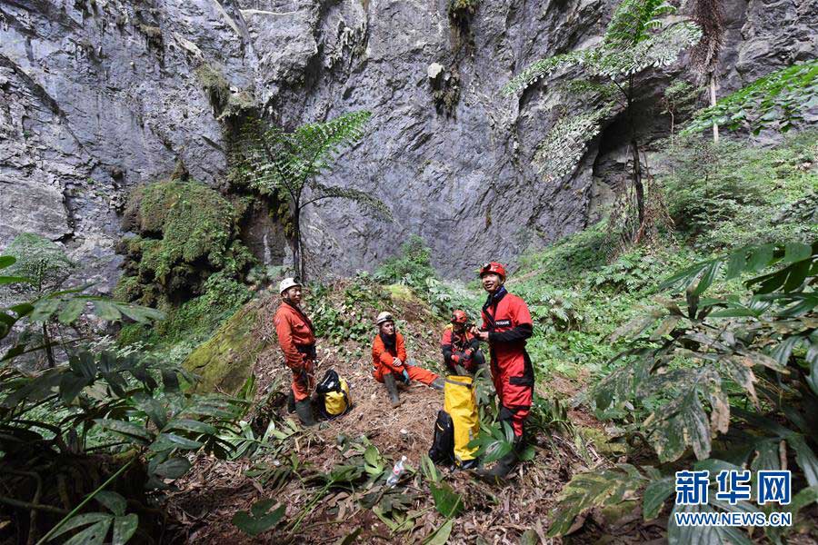 広西?那坡県で大型の「陥沒穴」群を発見